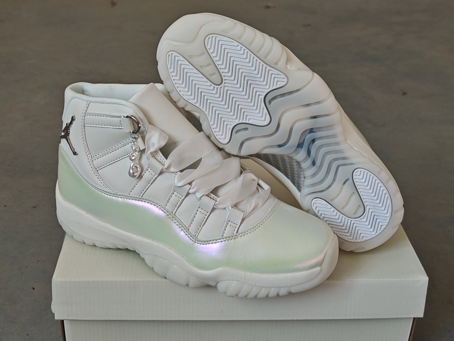 AIR JORDAN 11 RETRO "PEARL WHITE"