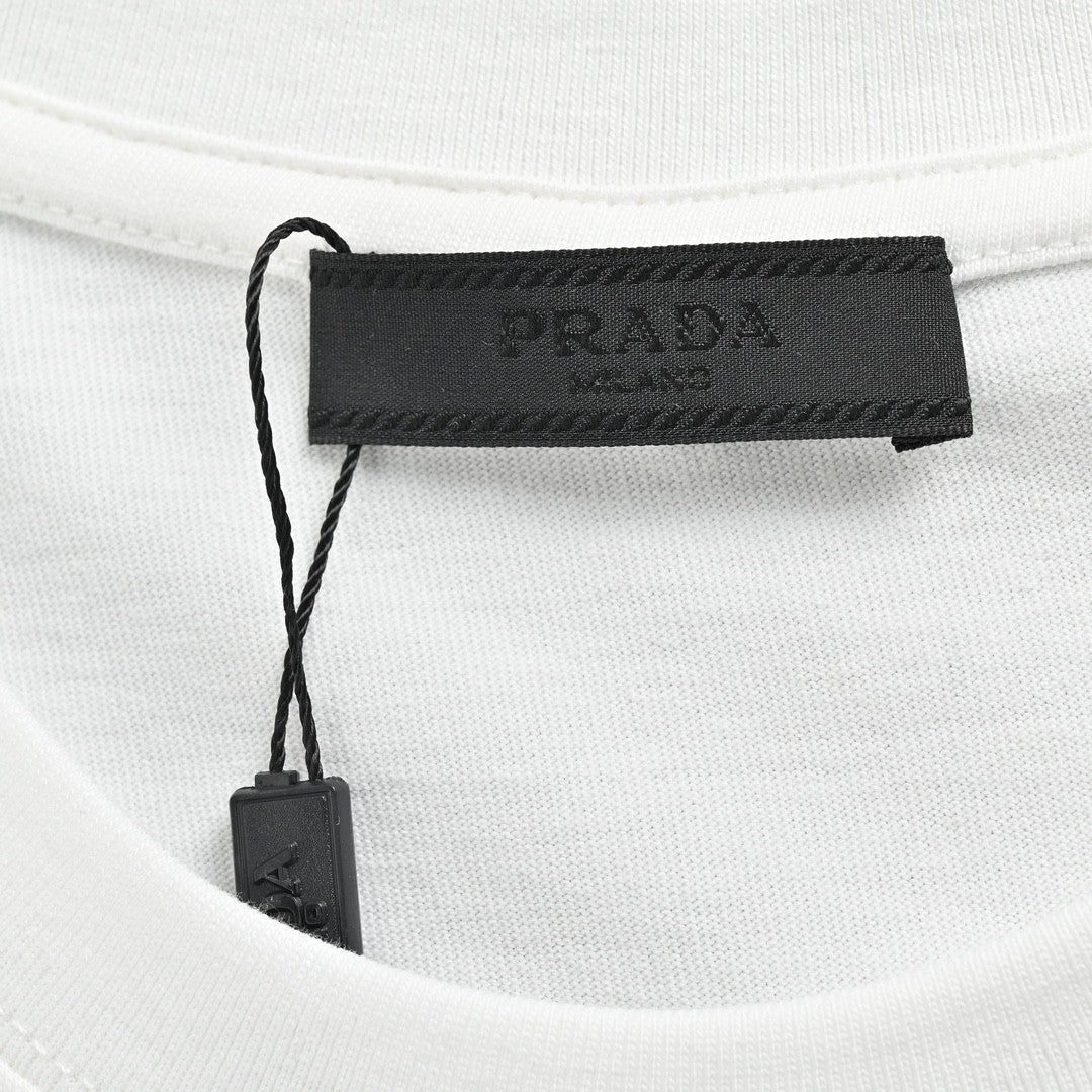 Pra*a t-shirt - white with subtle branding