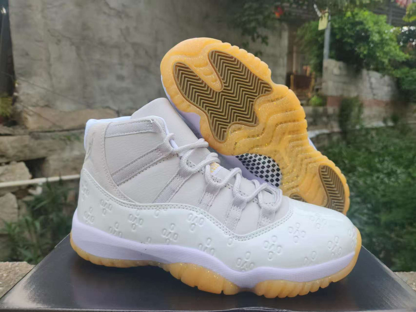 AIR JORDAN 11 RETRO "WHITE / EMBOSSED"