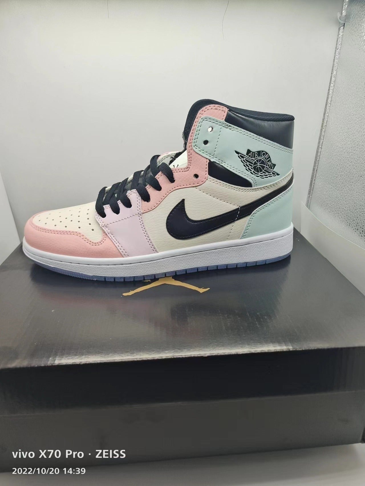 Air Jordan 1 Retro High OG "Macaroon"