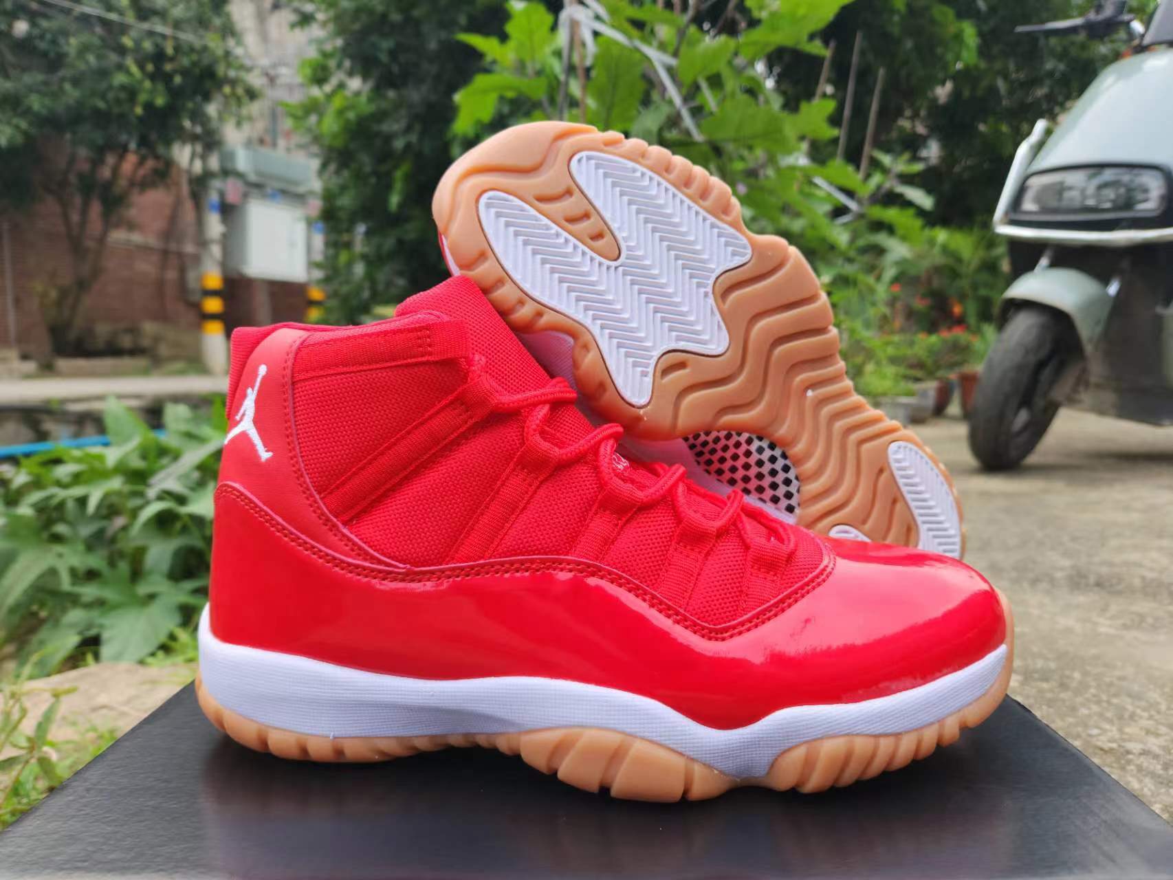AIR JORDAN 11 RETRO "VARSITY RED"