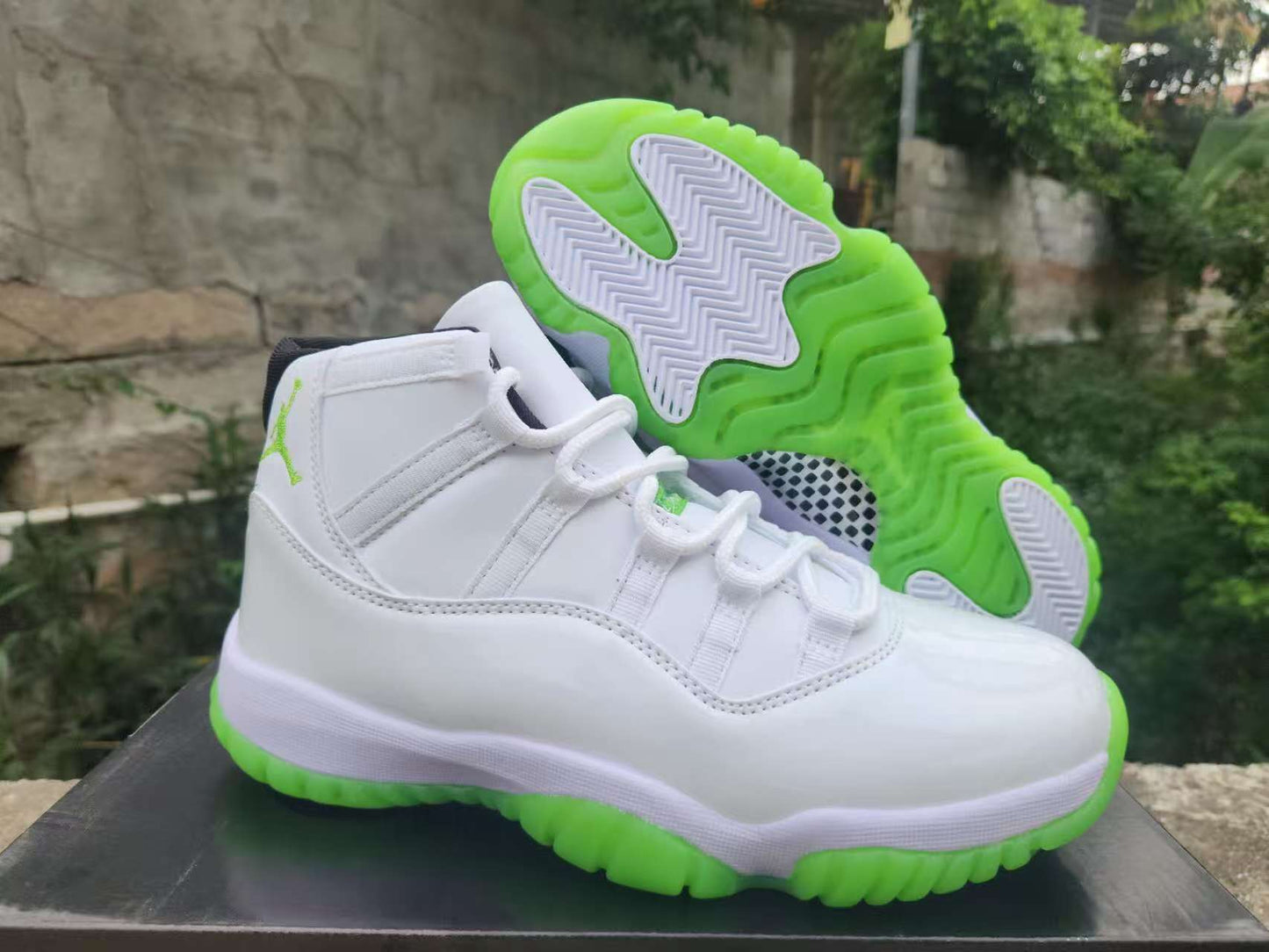 AIR JORDAN 11 RETRO "WHITE / BLACK / GREEN"