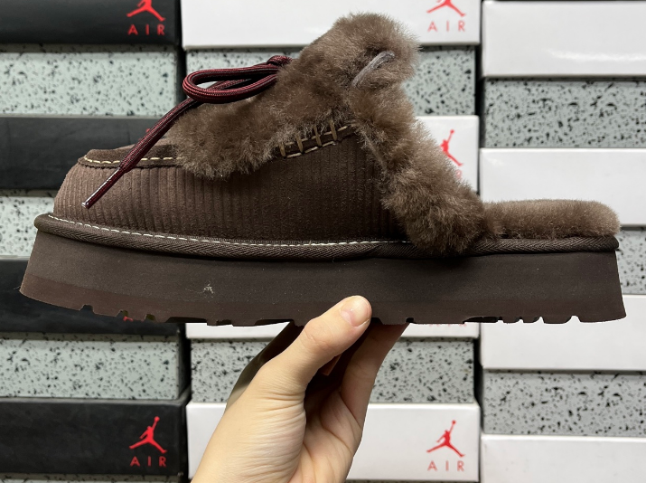 UGG Disquette Charm Slide in Chocolate