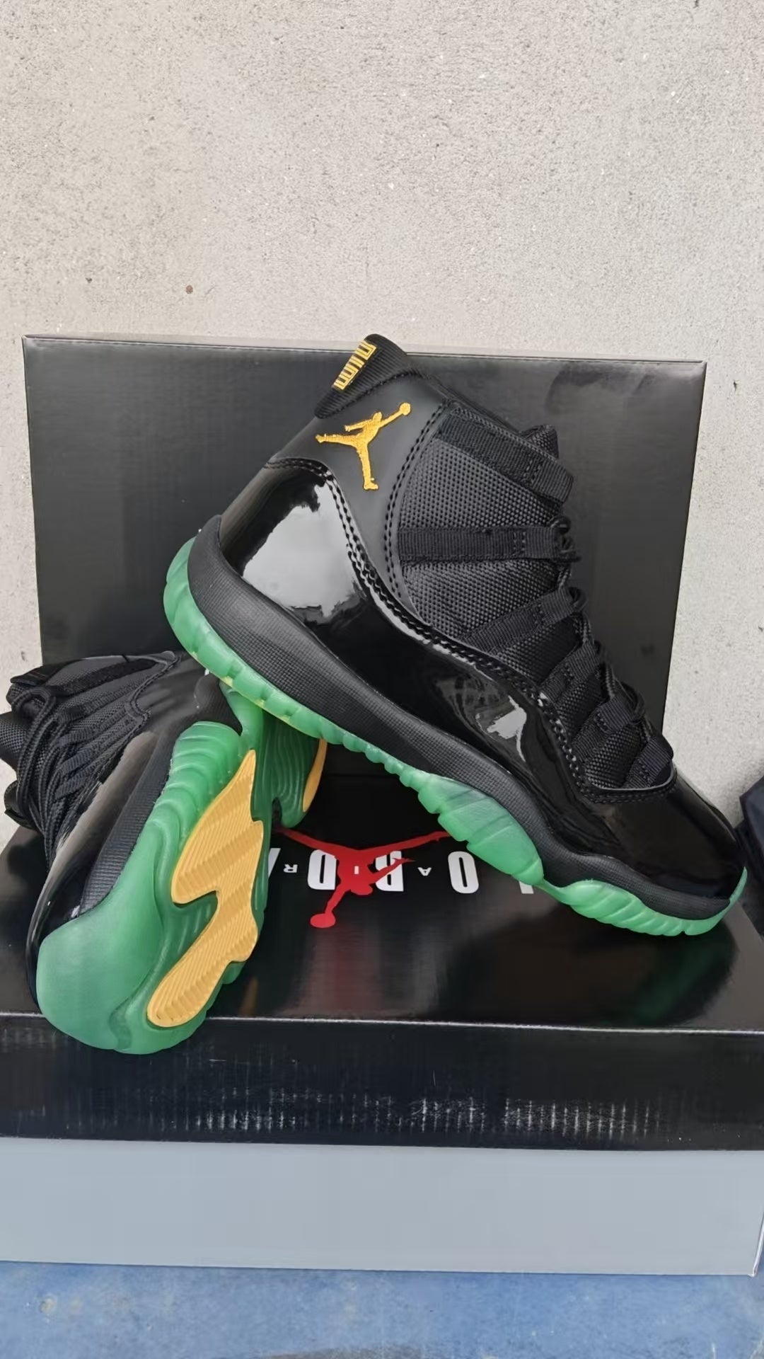 AIR JORDAN 11 RETRO "BLACK / GREEN"