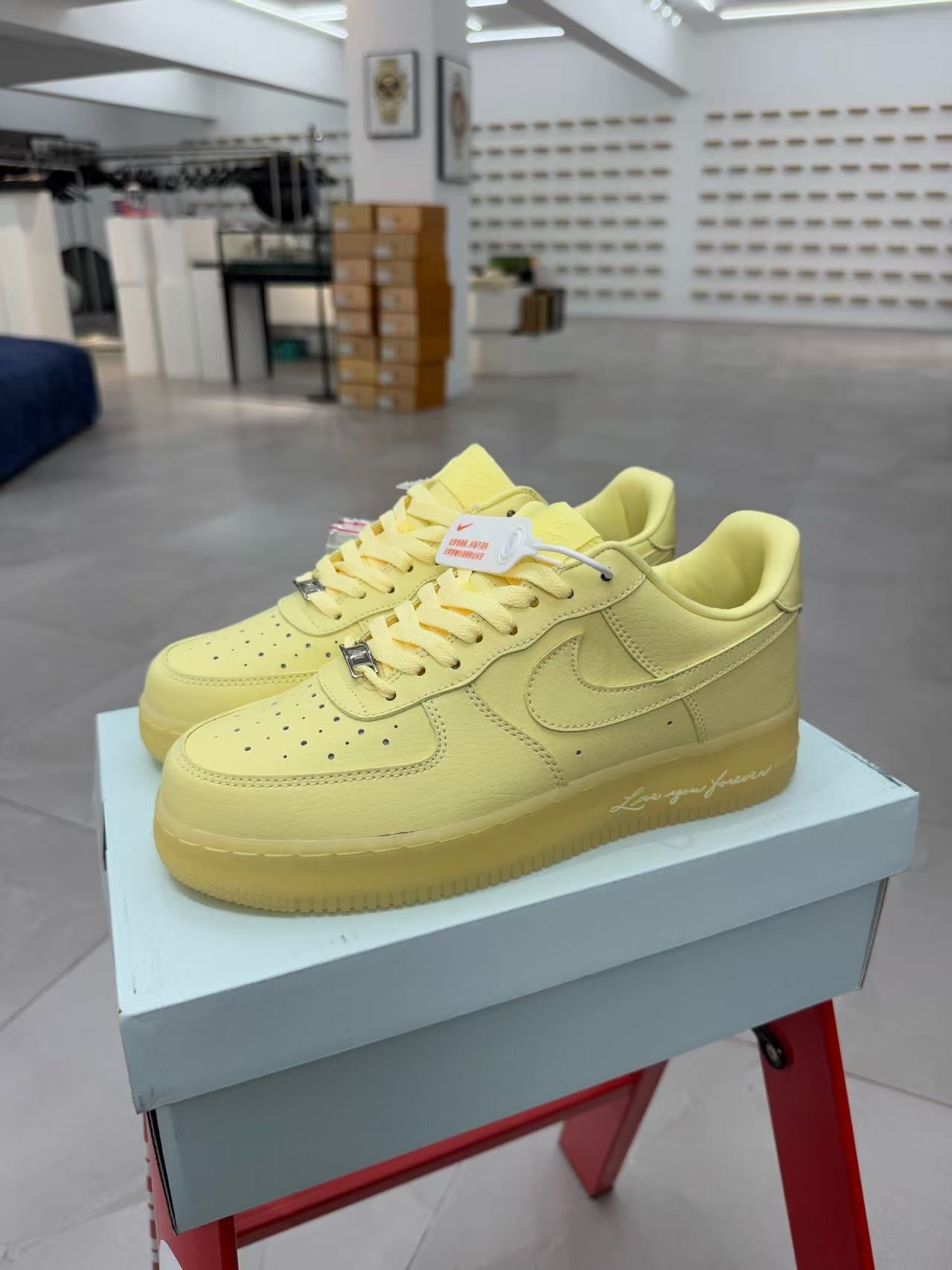Nike Air Force 1 '07 in Yellow: Solar Icon