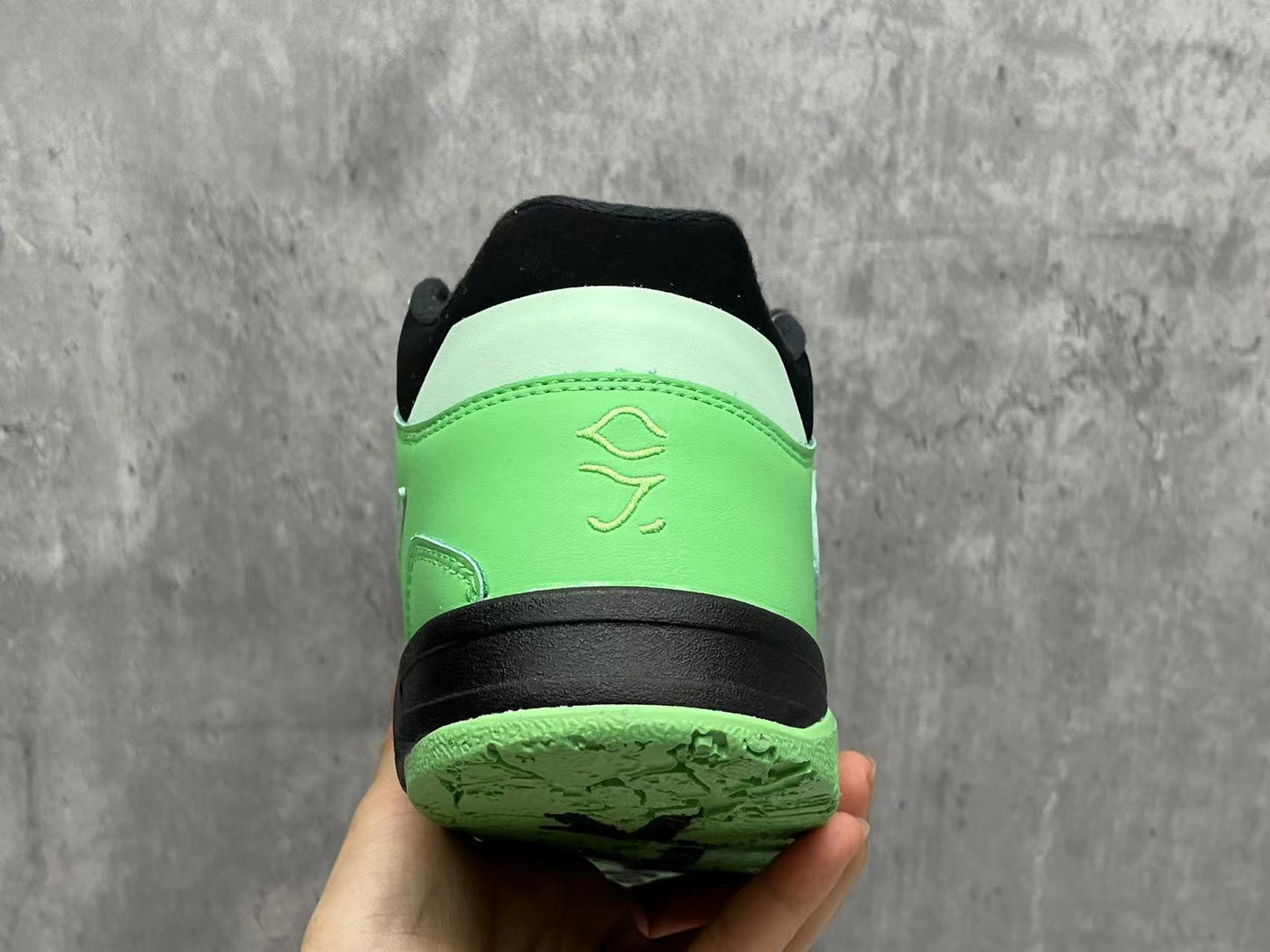 Air Jordan 1 Mid "Pine Green / Roach"
