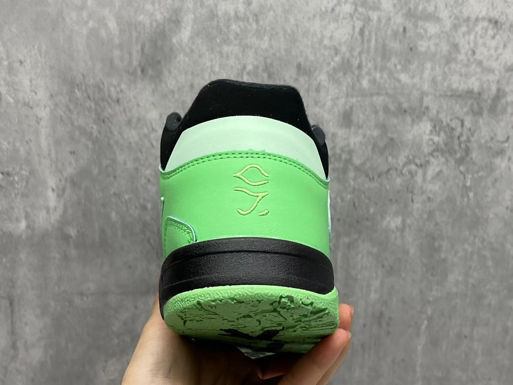 Air Jordan 1 Mid "Pine Green / Roach"