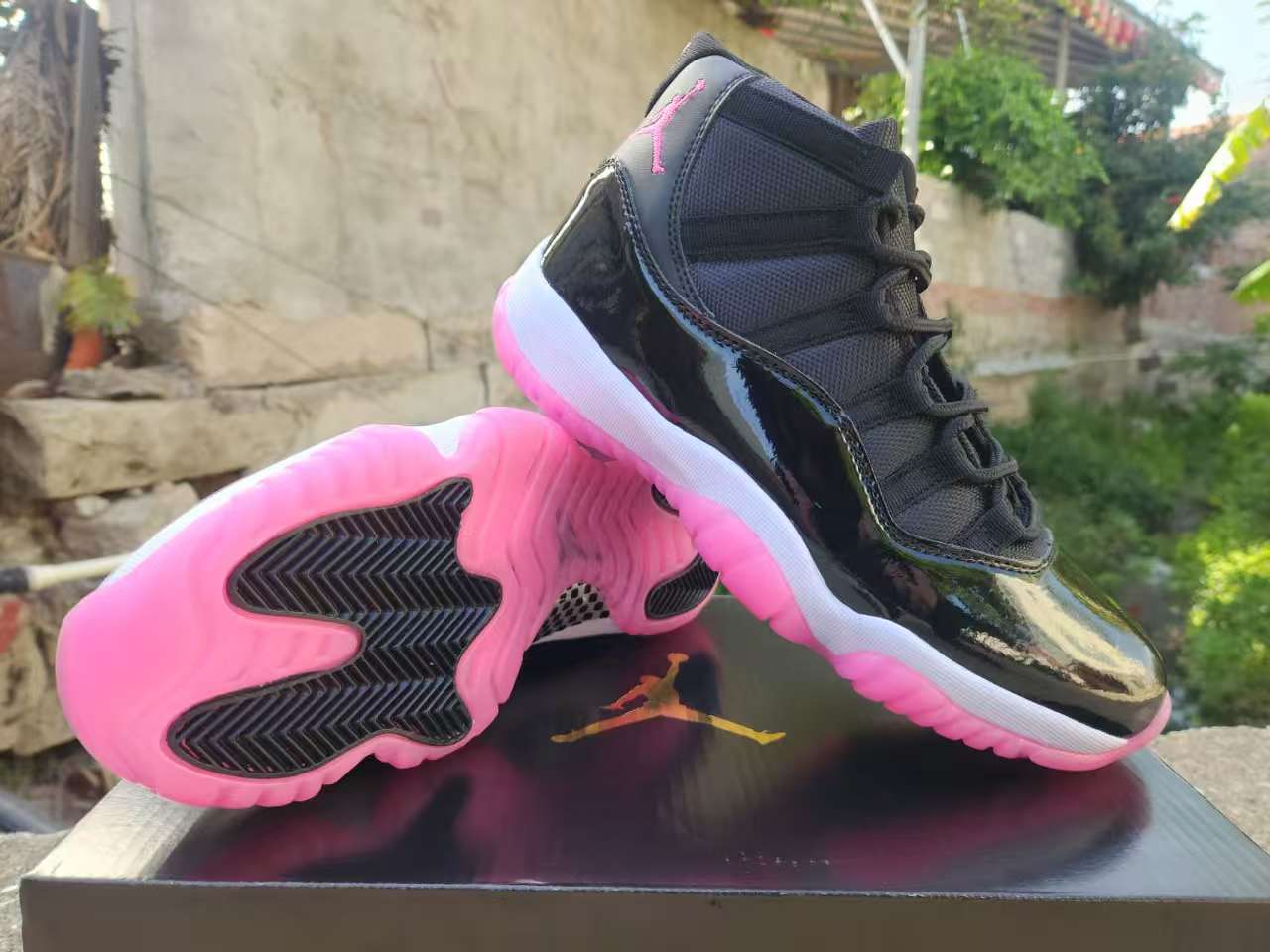 AIR JORDAN 11 RETRO "BLACK / VOLT RED"