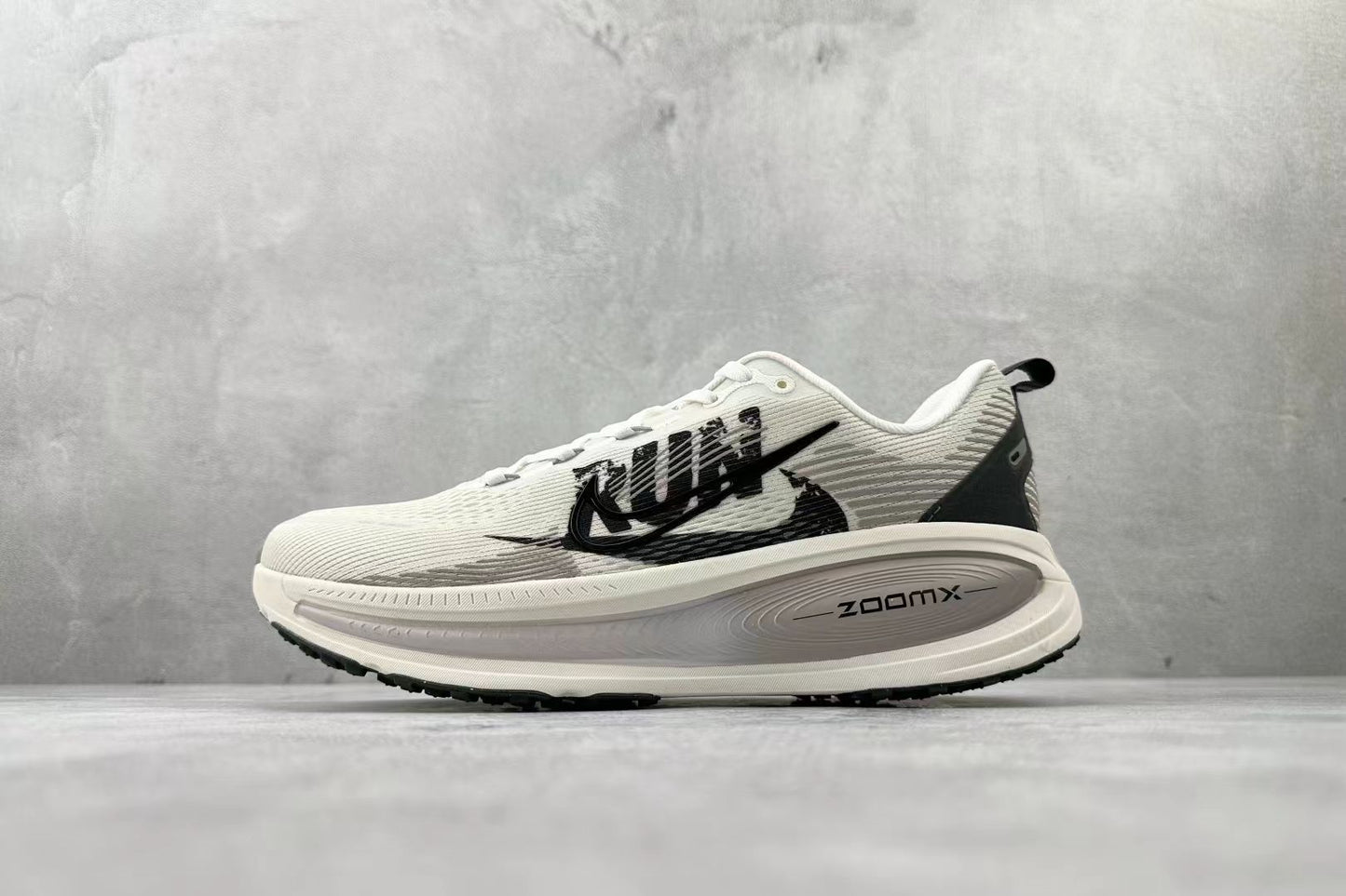 Nike ZoomX Vomero “White/Black” – Premium Cushioning, Classic Style