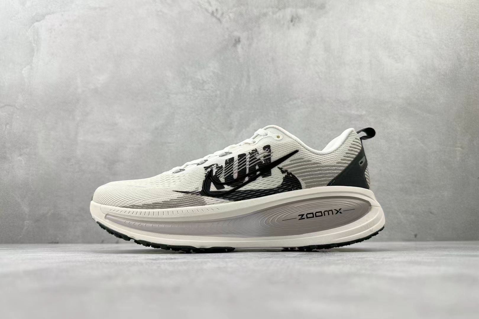 Nike ZoomX Vomero “White/Black” – Premium Cushioning, Classic Style