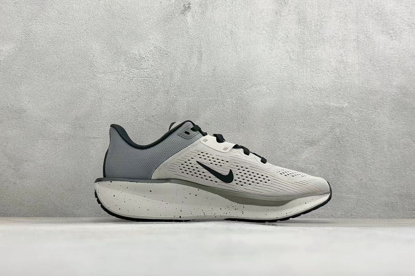 Nike Quest 6 in Grey/Black: Urban Engine