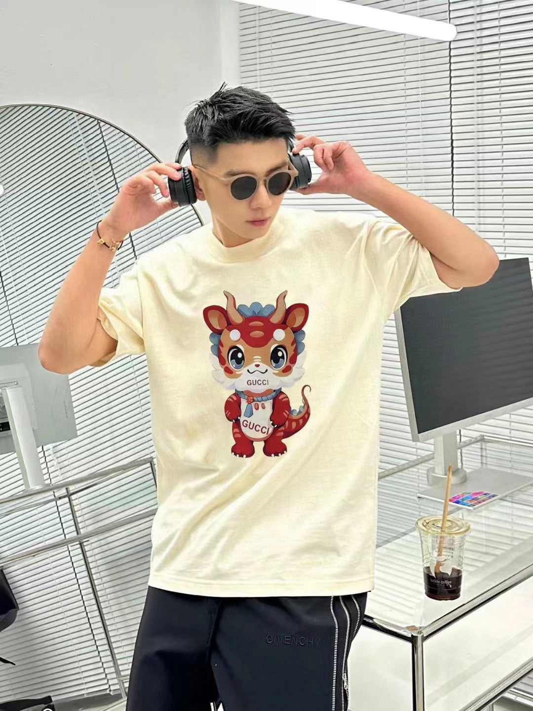 G*u*i cream t-shirt with dragon cartoon