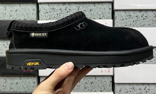 UGG Classic Snow Boot in Black