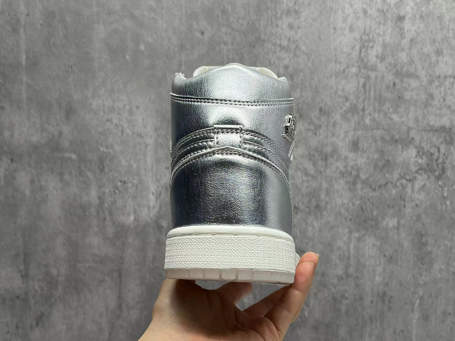 Air Jordan 1 Retro High OG "Metallic Silver"