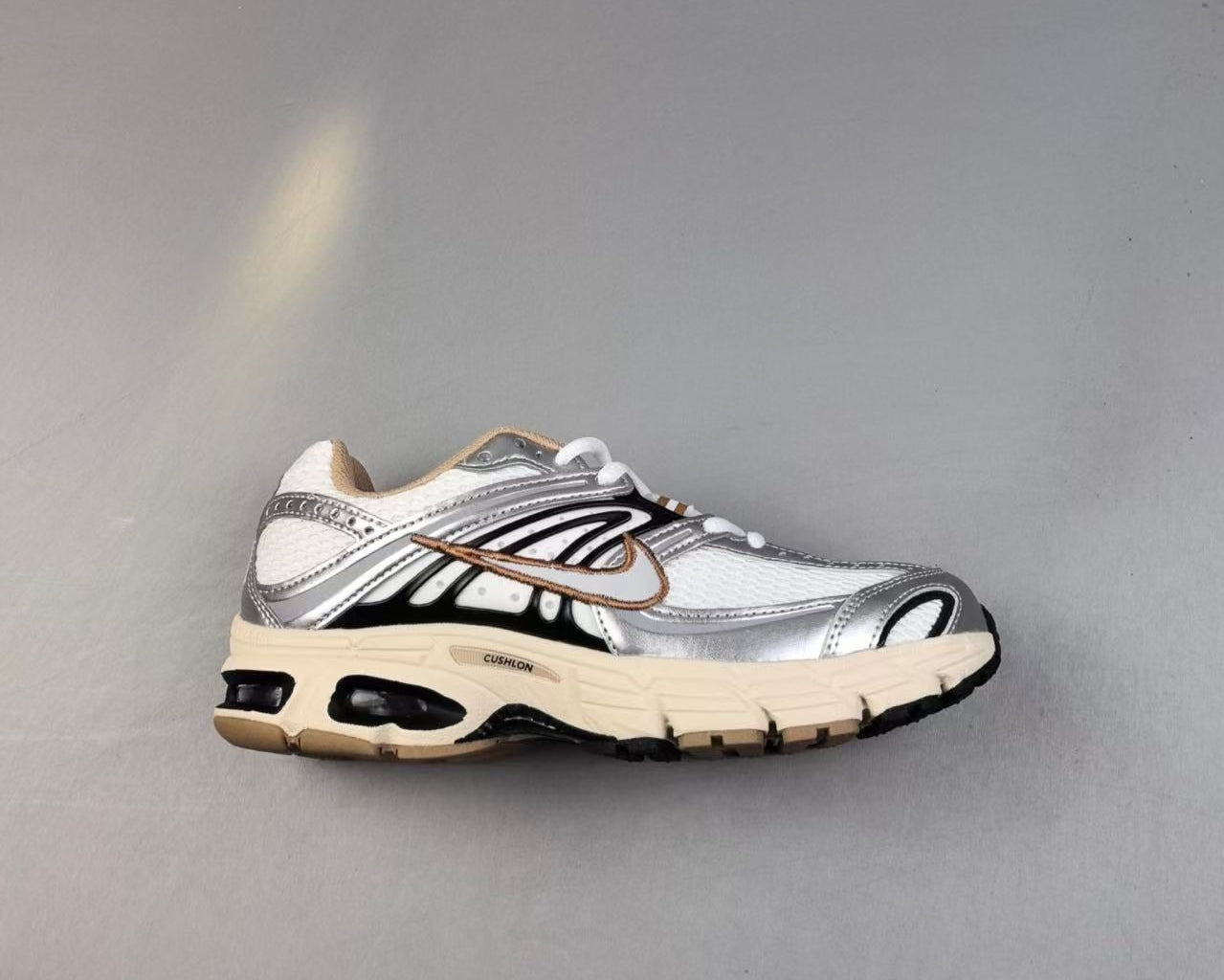 Nike Air Max Moto 2K “Beige/Sail” – Retro Runner with Vintage Vibe