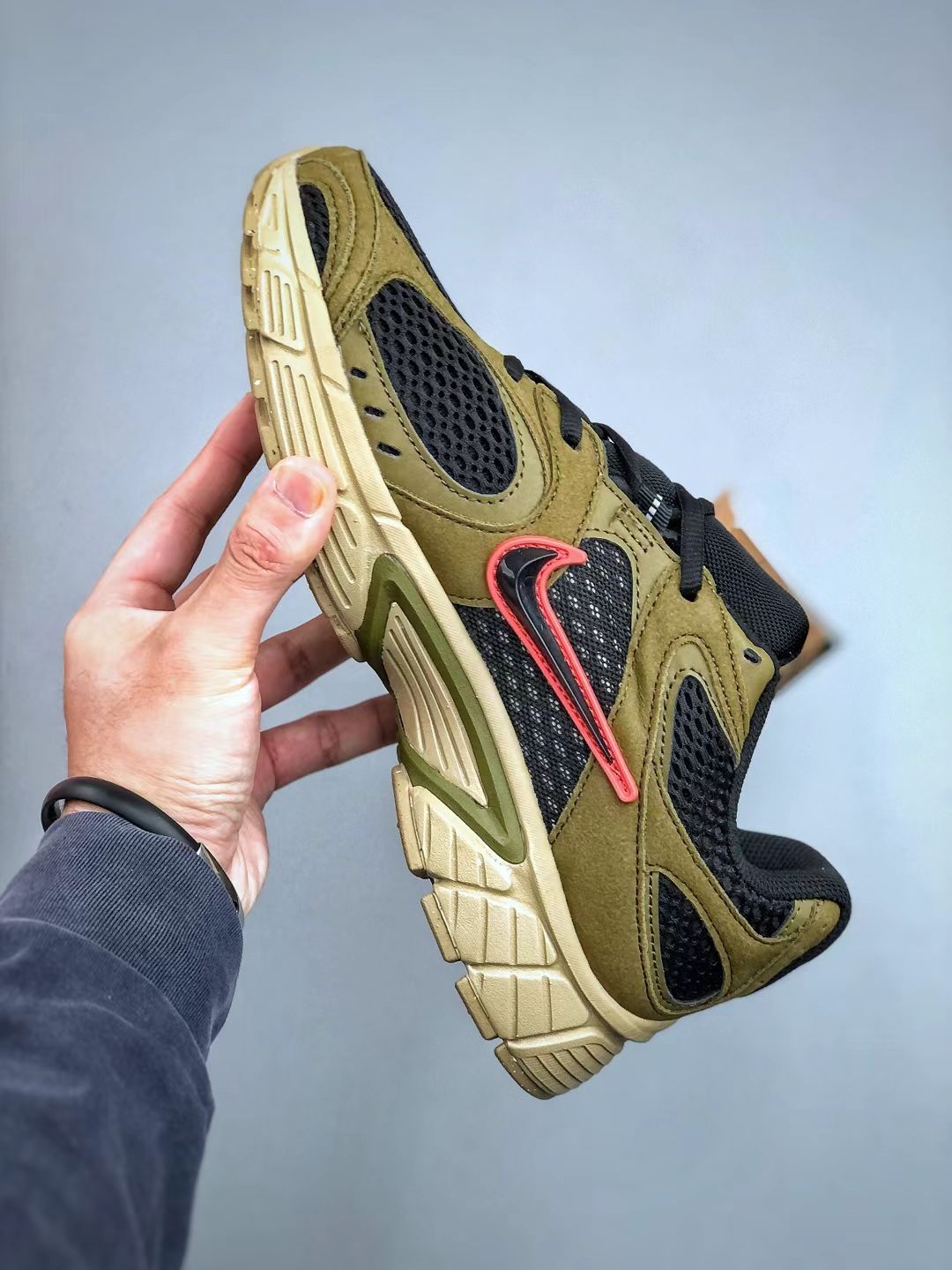 Run "Black/Yellow" – High-Visibility Performance Runner