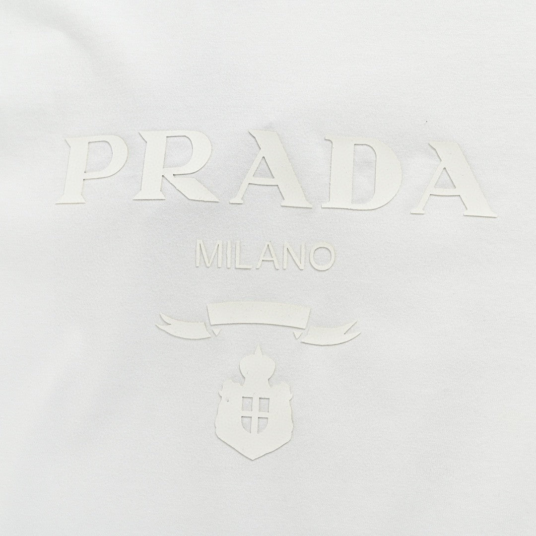 Pra*a t-shirt - white with subtle branding