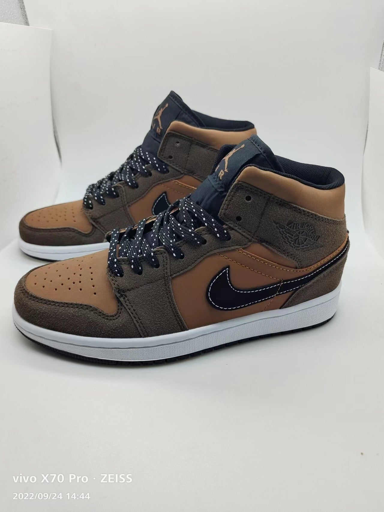 Air Jordan 1 Retro High OG "Chocolate"