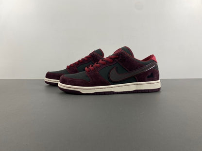 Nike SB Dunk Low "Bordeaux / Anthracite"