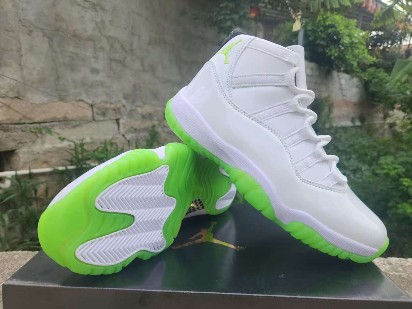 AIR JORDAN 11 RETRO "WHITE / BLACK / GREEN"