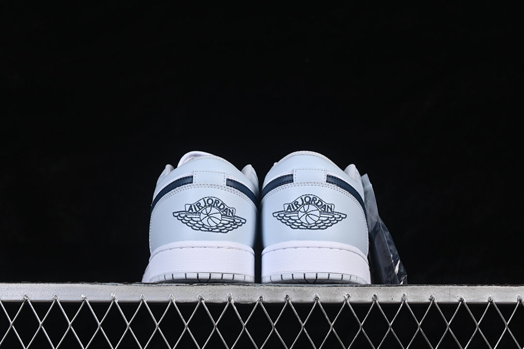 AIR JORDAN 1 LOW RETRO "WHITE / UNIVERSITY BLUE"