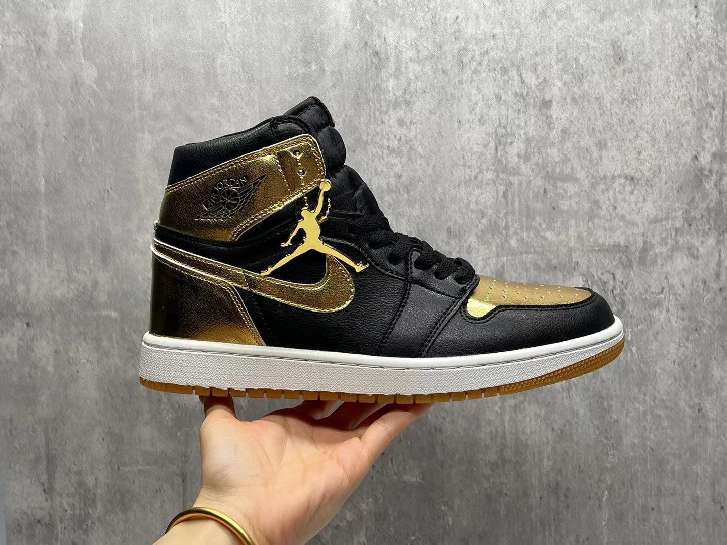 Air Jordan 1 Mid "Black/University Gold"