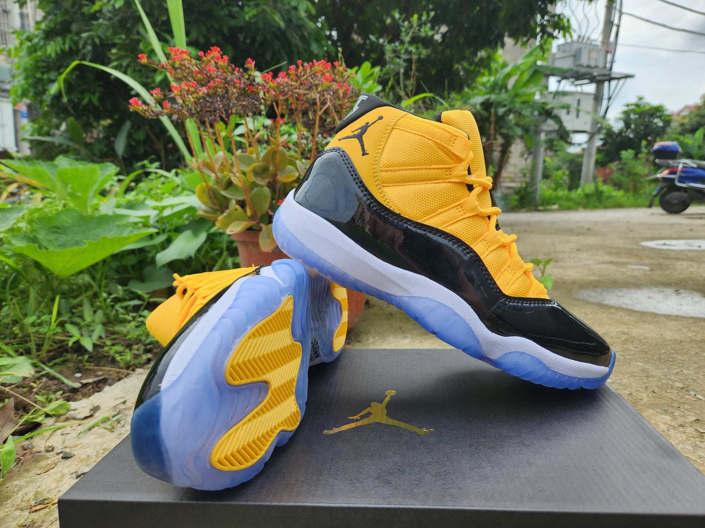 AIR JORDAN 11 RETRO "YELLOW / BLACK / WHITE"