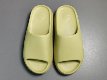 ADIDAS YEEZY SLIDE x RESIN - Prime Reps