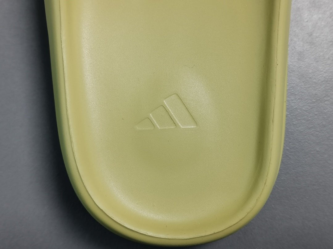 ADIDAS YEEZY SLIDE x RESIN - Prime Reps