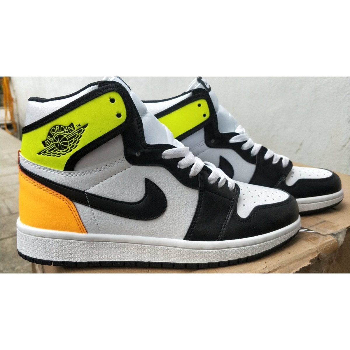 Jordan retro 1 outlet black white and gold