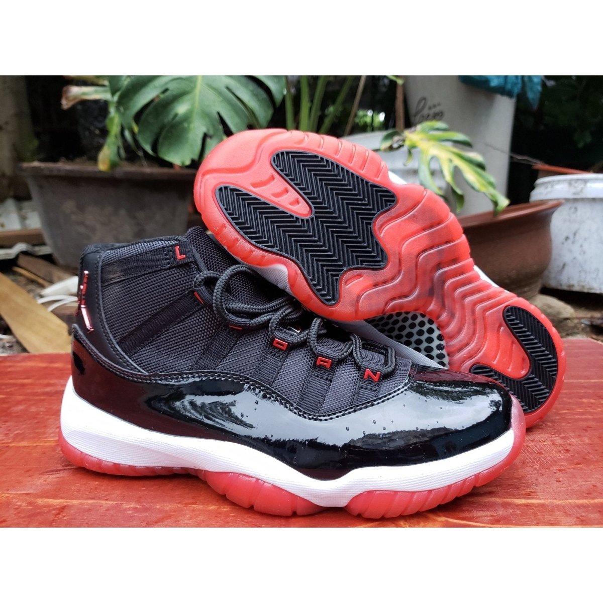 JORDAN 11 RETRO x PLAYOFFS BRED - Prime Reps