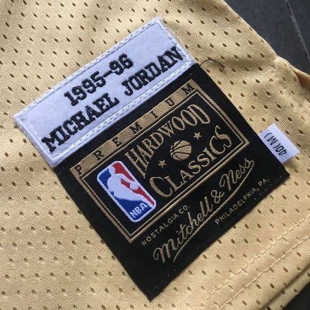 MICHAEL JORDAN CHICAGO BULLS GOLDEN THROWBACK JERSEY - Prime Reps