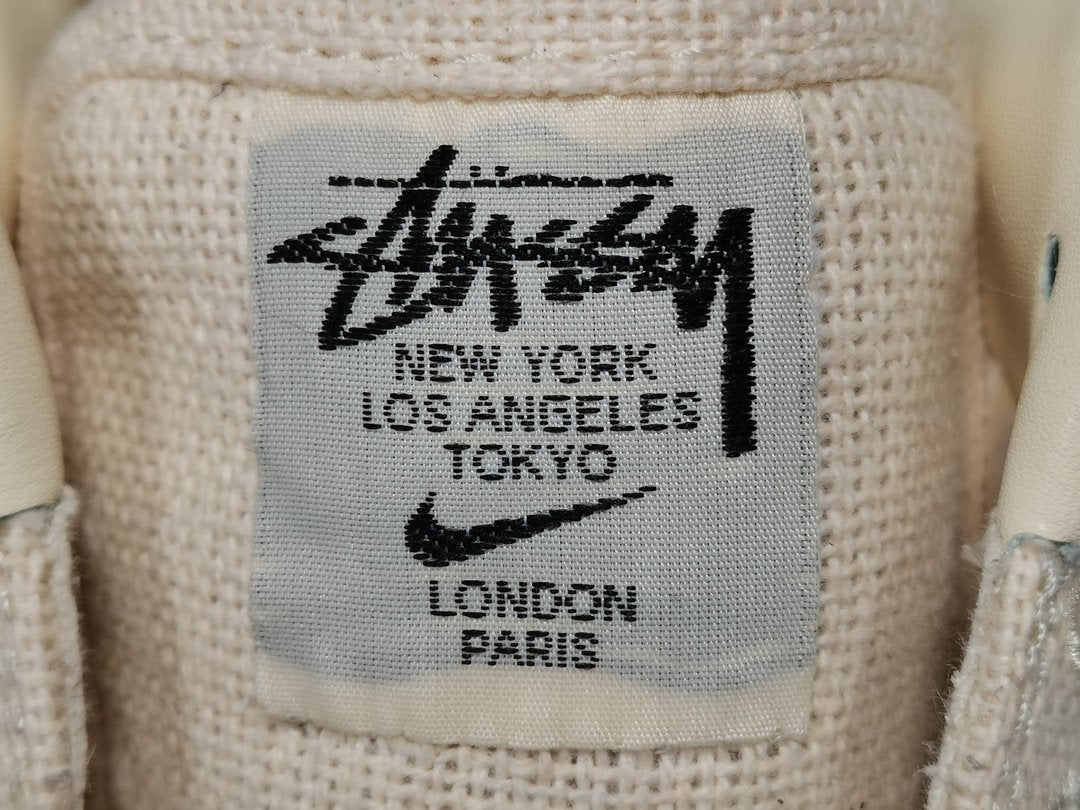 NIKE AIR FORCE 1 x STUSSY FOSSIL