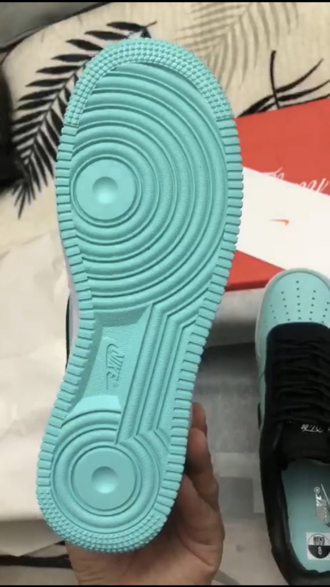 Jordan 1 OFF-LOUIS Louis Vuitton x Nike Air with suitcase Customs.  Unboxing, Review and UV inspect 