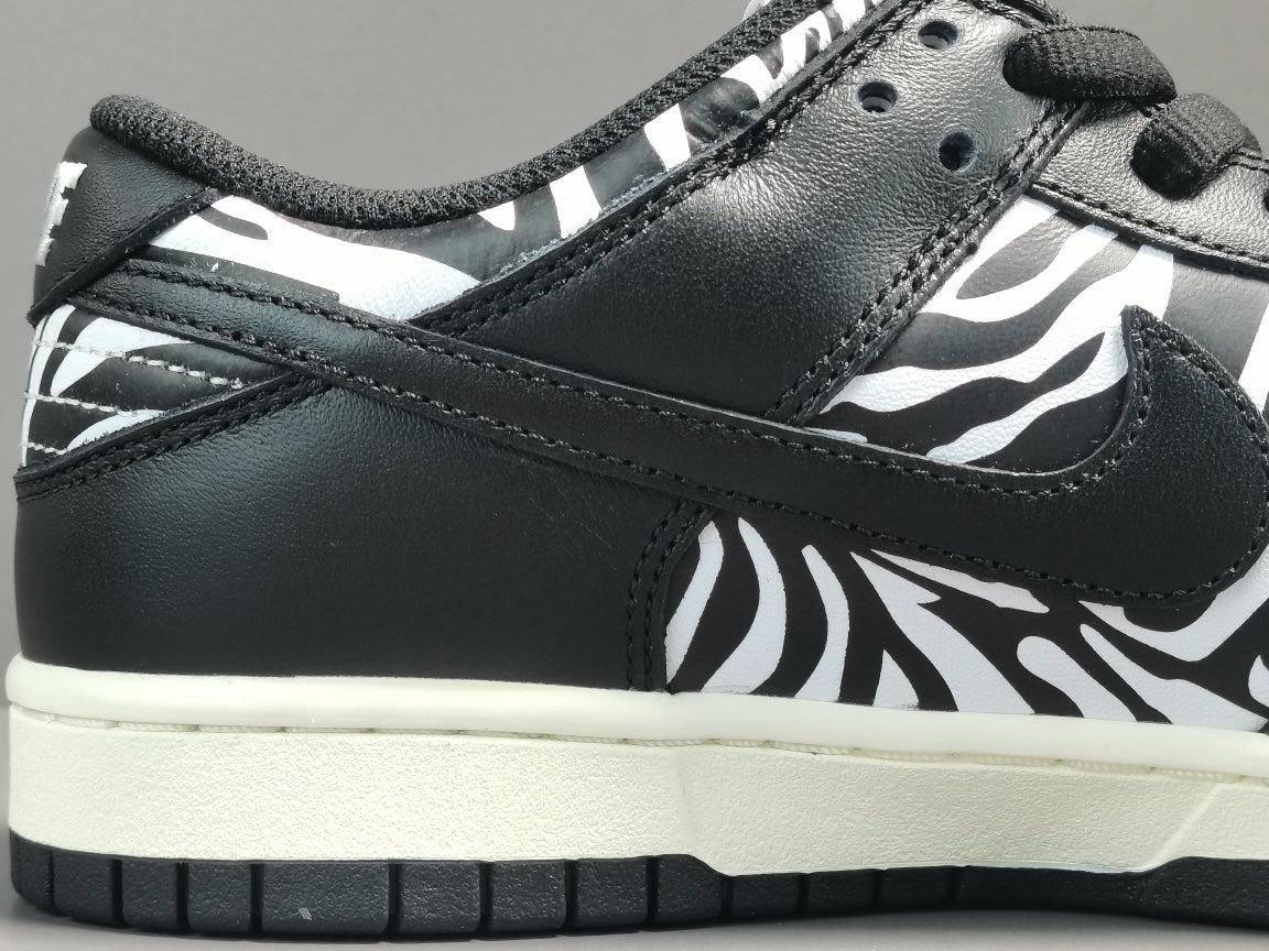 NIKE SB DUNK x QUARTERSNACKS ZEBRA