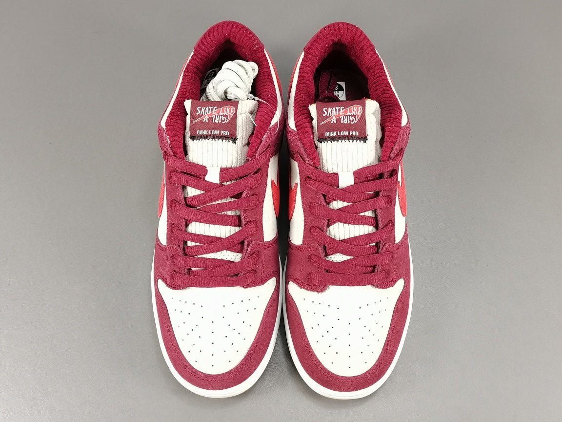 NIKE SB DUNK x SKATE LIKE A GIRL