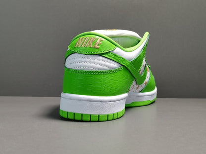 NIKE SB DUNK x SUPREME STARS MEAN GREEN - Prime Reps